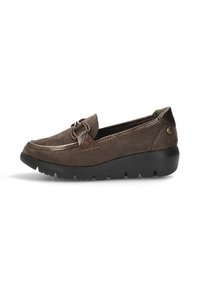 Zapato marrón de ante tipo slip-on con un acento texturizado en la parte superior, punta redonda y una suela gruesa de goma negra que presenta detalles de tracción.