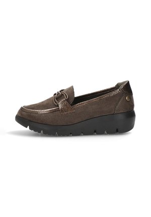 Zapato marrón de ante tipo slip-on con un acento texturizado en la parte superior, punta redonda y una suela gruesa de goma negra que presenta detalles de tracción.