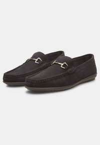 Suede mokasine tamno plave boje s glatkom teksturom, s metalnim ukrasom sprijeda i čvrstim gumenim potplatima za dobar grip.