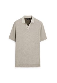 Polo a maniche corte di colore beige chiaro, con texture a maglia, collo a contrasto, design a V e orlo a coste.