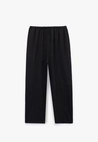 Zwarte, wijde broek met een gladde structuur en een elastische tailleband. De stof heeft een subtiel, ingetogen patroon. Geen zichtbare hardware.