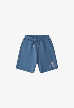 Blauwe casual shorts met elastische tailleband, trekkoord, zijzakken en witte logo tekst op het linkerbeen.