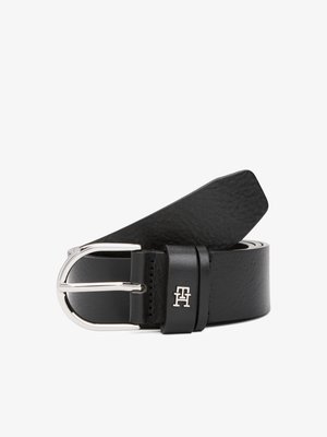 Ceinture en cuir noire avec une boucle double aiguille en argent, présentant une finition texturée et un logo en relief sur la sangle en cuir.