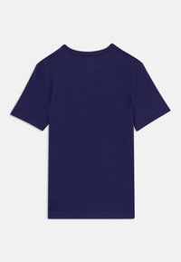 T-shirt en coton bleu marine à manches courtes, col rond et texture lisse. Pas de graphismes ni d'accents visibles au dos.
