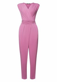 Combinaison rose sans manches avec taille froncée, corsage portefeuille en V et jambes fuselées.