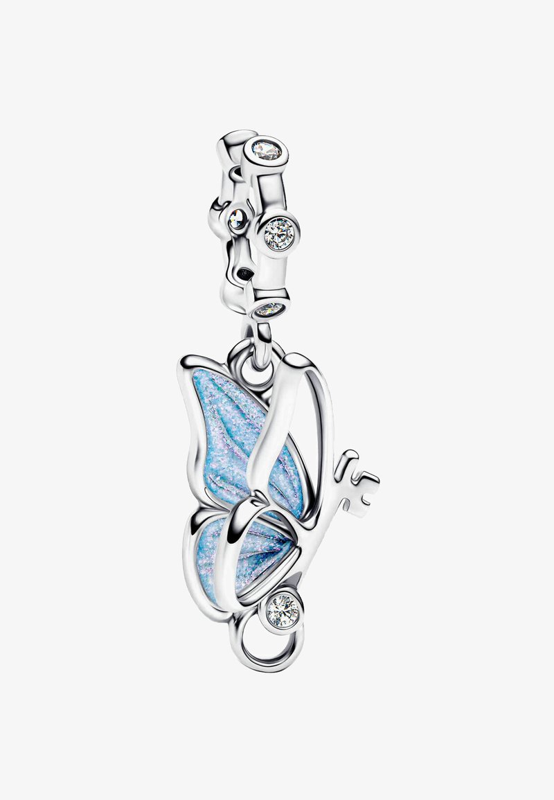 Ciondolo a forma di farfalla in argento con smalto blu glitterato, dotato di accenti di design a forma di chiave e un dettaglio in pietra preziosa trasparente sul gancio.