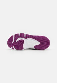 Nike Performance LEGEND ESSENTIAL 3 - Sapatilha de treino - dark smoke grey/lilac/black/viotech/white/green glow