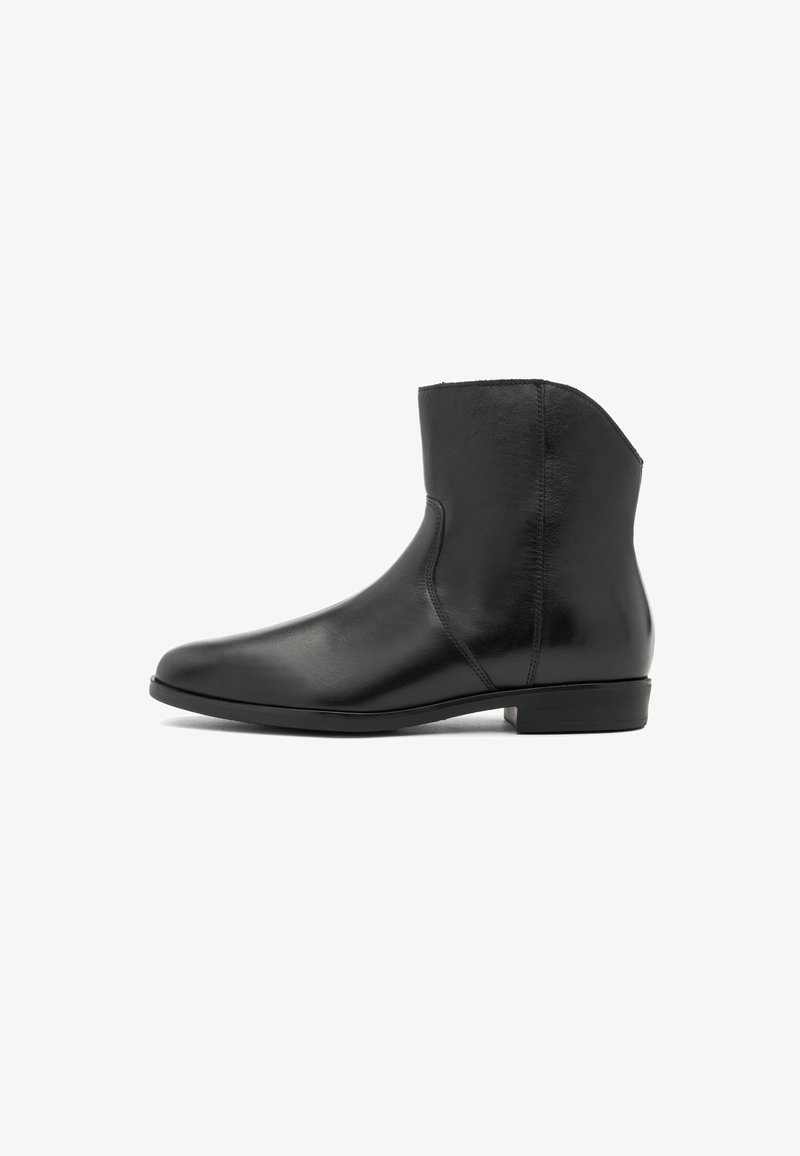 Stivale alla caviglia in pelle nera con finitura liscia, punta rotonda, tacco basso e design minimalista. Presenta un sottile dettaglio di cucitura laterale.