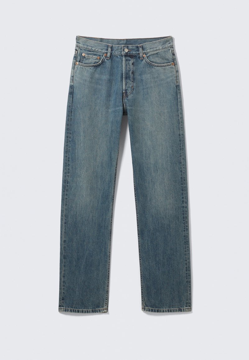 Lichtblauwe denim jeans met een rechte pijp, vijfzakkenontwerp en koperen details aan de voorkant. Soepele textuur en vervaagde wassing.