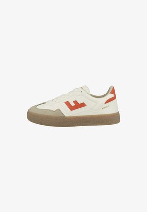 Hvide lædersneakers med rød accent og logo, tan gummisål, snørebåndsdesign og tekstureret tåhætte. Modellens navn: BURELA.
