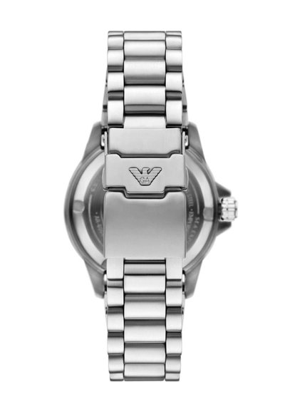 Reloj de acero inoxidable plateado con pulsera de eslabones, que cuenta con un cierre sólido y un detalle de logo en la hebilla. Caja redonda con parte posterior texturizada.