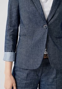 Jeansblazer med en knapp, slag med hakk och två framfickor; uppvikta randiga manschetter, mörkblå med subtil struktur.