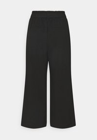 Zwarte wijde broek met een gladde textuur, elastische tailleband en twee achterzakken. Eenvoudig ontwerp, geen zichtbare patronen of accenten.