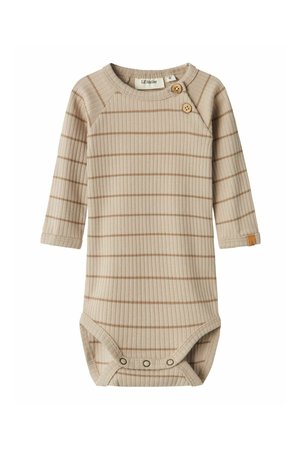 Beige geripptes Baby-Body mit braunen horizontalen Streifen, rundem Ausschnitt, zwei Holzknopf-Details und Druckknopf-Verschlüssen am Boden.