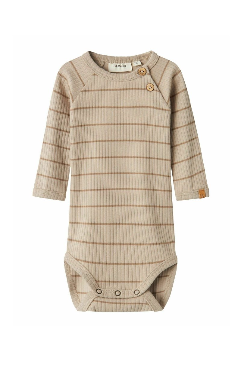 Beige ribbad babybody med bruna horisontella ränder, rund halsringning, två träknappsdetaljer och tryckknappar i botten.