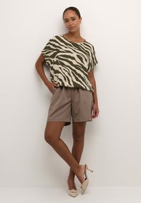 Kaffe KAMARITA - Bluza - sand green animal print