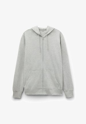 Lichtgrijze zip-up hoodie met trekkoorden, voorzakken en ribgebreide manchetten en onderkant, plat gelegd op een witte achtergrond.