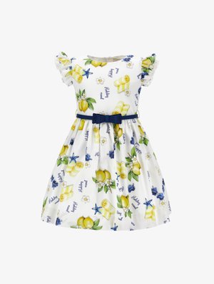 Robe de fille blanche avec des imprimés de citrons, d'étoiles de mer, de serviettes, texte "Mood de vacances", manches à volants et ceinture nœud bleu marine à la taille.