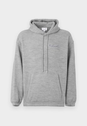 Hanorac gri dintr-un material moale, cu buzunar tip cangur, glugă cu șnur și logo brodat "R. Lacoste" în albastru.