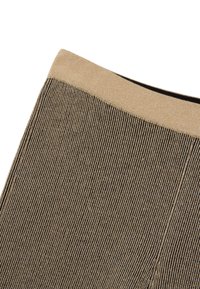 Tejido de punto beige con rayas verticales y una banda ancha en la cintura. La textura es acanalada, ofreciendo una apariencia suave y elástica.