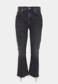 Jeans de mezclilla negra con cintura alta, pierna acampanada, ligero elasticidad y dobladillo deshilachado. Presenta un diseño clásico de cinco bolsillos y botón de metal.