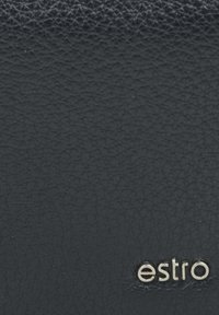 Námořnická koženka s texturovaným povrchem, na jejímž pravém dolním rohu se nachází stříbrné embosované logo "estro".