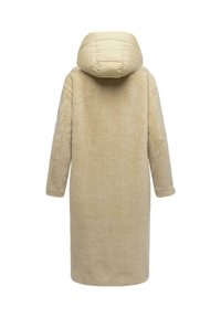 Cappotto lungo beige con un'esterno morbido e testurizzato e cappuccio. Presenta maniche lunghe e una silhouette dritta, adatta per il freddo.