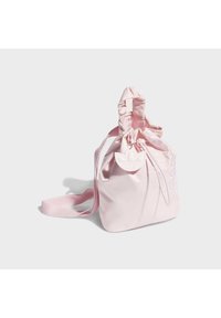 Rosa nylon dragväska med en strukturerad yta, samlad topp och justerbar rem. Har en dekorativ logotags på sidan.