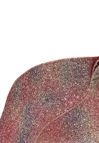 Gros plan sur un tissu scintillant avec un dégradé d'éclats roses, violets et dorés, montrant une texture détaillée et un bord plié.