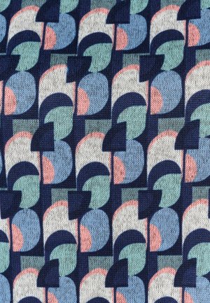 Patrón geométrico multicolor en navy, con formas superpuestas en rosa pálido, verde y gris claro. Tela suave y texturizada.