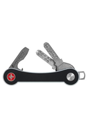 Multitool mit einem schwarzen Kunststoffgehäuse und Hardware aus rostfreiem Stahl. Verfügt über ein Messer, mehrere Schlüssel und ein rotes und silbernes Emblem.