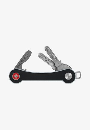 Multitool mit einem schwarzen Kunststoffgehäuse und Hardware aus rostfreiem Stahl. Verfügt über ein Messer, mehrere Schlüssel und ein rotes und silbernes Emblem.