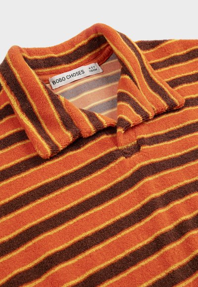 Polo de felpa para niños con rayas en naranja, marrón y amarillo, con cuello doblado y etiqueta "BOBO CHOSES", talla 4-5 años.