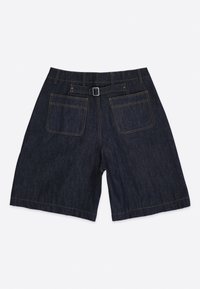 Σκούρα σορτς τζιν με δύο πίσω τσέπες, θηλιές για ζώνη και μια κοντή ρυθμιζόμενη ζώνη με μεταλλική αγκράφα στη μέση.