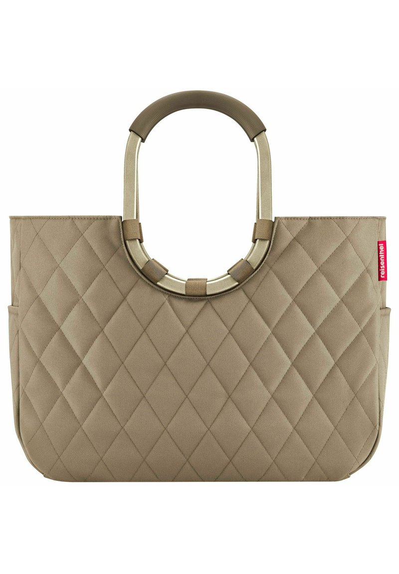 Bolso tote acolchado beige con un asa de metal lisa y redondeada. Cuenta con bolsillos laterales y un logo sutil en el lateral para identificación.