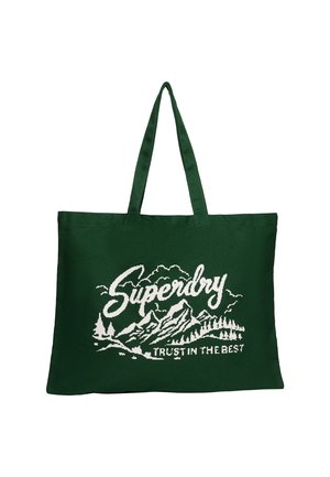 Grüne Canvas-Tragetasche mit zwei Griffen, die ein weißes grafisches Design von Bergen und Bäumen zeigt, mit dem Text "Superdry" darüber.