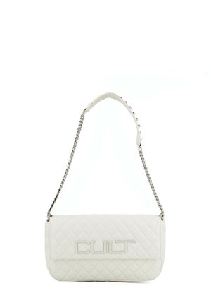 Borsa a tracolla bianca trapuntata con tracolla a catena argento e "CULT" impresso sulla patta anteriore.
