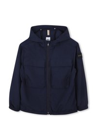 Giacca a vento blu navy con cappuccio, chiusura con zip e due tasche frontali. Presenta un patch con logo sulla manica sinistra e polsini elasticizzati.