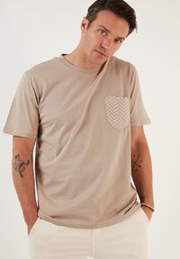 Buratti REGULAR FIT - Printtipaita - mink