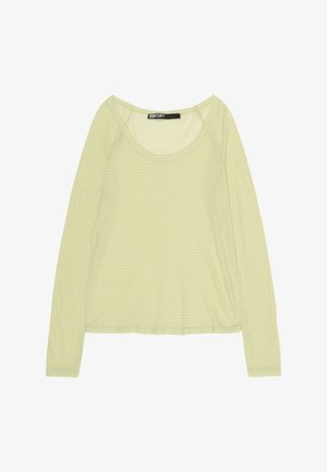 Svetložltá blúzka s dlhými rukávmi, jemnými horizontálnymi pruhmi a širokým výstrihom do U, položená na rovnú plochu s viditeľnou značkou Bimba y Lola.