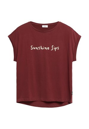 T-shirt à manches courtes marron foncé avec revers de manches roulés et texte "Sunshine Sips" en crème centré sur le devant.