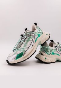 Sneaker con una combinazione di materiali argento, verde menta e nero. Parte superiore in rete con accenti riflettenti e suola in gomma spessa. Design atletico.