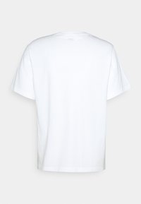 Camiseta de algodón blanca, de manga corta, cuello redondo, ajuste estándar, textura suave, sin patrones ni acentos visibles en la parte trasera.