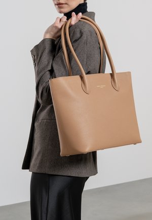 Beige Leder-Shopper mit zwei langen Griffen, glatter Textur, minimalistischem Design und einem goldenen, eingeprägten Logo auf der Vorderseite.