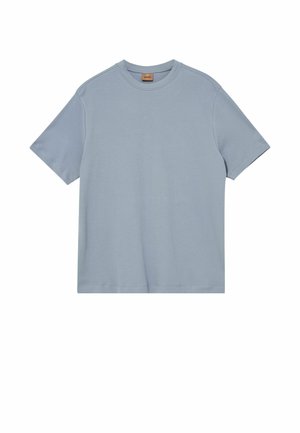 Jednoduché svetlomodré tričko s krátkym rukávom a okrúhlym výstrihom, rovný lem a malá hnedá štítka na krku.
