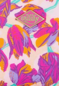 Floral stof met grote roze, paarse en oranje bloemen op een lichte achtergrond; inclusief een gouden "oiliy" logo badge.