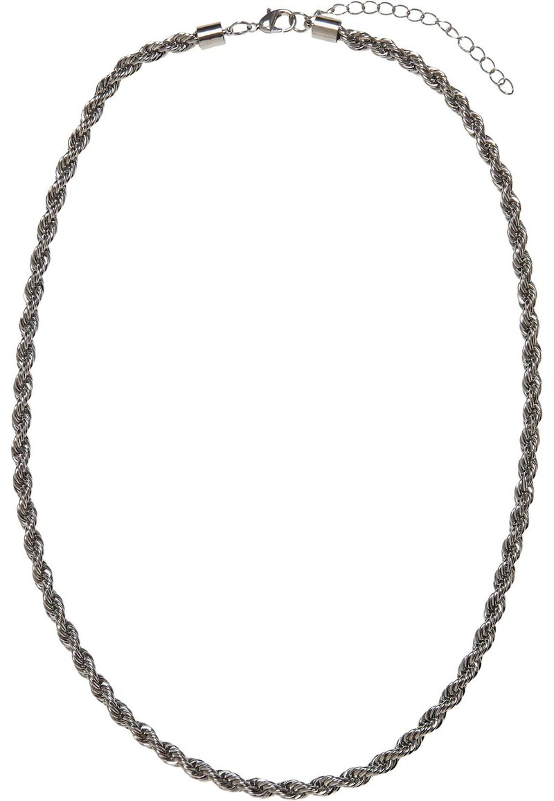 Snoet metallkjede i sølvtoner med en flettet design, med en hummerlås og justerbar kjede for lengdejustering.