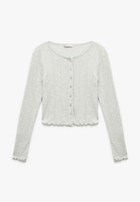 Lys grå cropped langærmet cardigan lavet af ribbet stof, med rund halsudskæring og seks knaplukninger. Flæse detalje ved kanten.