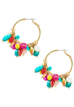 Zelta riņķveida auskari, kas rotāti ar krāsainām pērlēm tirkīza, rozā, sarkanā un caurspīdīgā krāsā, ar dažādām formām un izmēriem, lai pievienotu tekstūru.