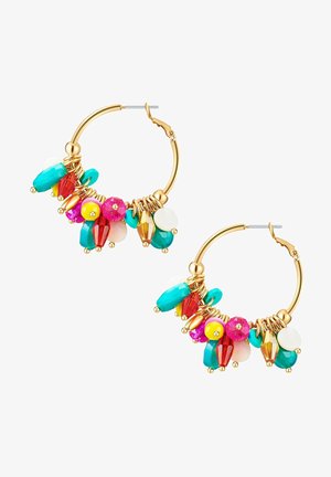 Kuldne rõngastikuga kõrvarõngad, millel on mitmevärvilised helmed türkiissinisest, roosast, punasest ja läbipaistev, erinevate kujudega ja suurustega, et lisada tekstuuri.